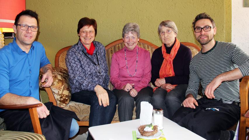 Jeden Freitag nach ihrer Chorprobe treffen sich Gabriele Hammer, Irmtraud von Andrian und Gertrud Federschmidt (v.l.n.r.) mit ihren Kolleginnen im Café Herrlich kreuz & quer. Besonders beliebt bei den Damen ist die Süßspeise kalter Hund, die sie zusammen mit einem Kaffee oder Tee genießen. "Hier fühlt man sich willkommen und es herrscht eine lockere Atmosphäre", sagt die 74-jährige Gertrud. Geschätzt wird bei der Gruppe auch die pfiffige, lustige und gastfreundliche Art der Wirte. Seit der Eröffnung ihres Cafés bewirten Radim Cielepa und Mario Koch die Chorgruppe. "Es ist fantastisch, dass sie regelmäßig kommen. Das spricht sich herum und seitdem wird der Kreis auch immer größer", freut sich Radim (rechts im Bild).