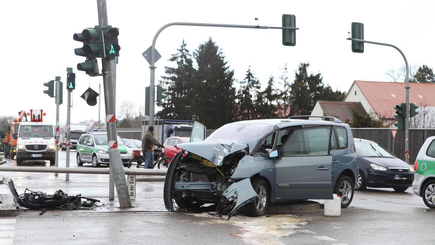 Bei einem Verkehrsunfall in Ansbach ist ein Autofahrer gegen einen Ampelmast gefahren. Ein Gutachter soll nun klären, ob ein technischer Defekt verantwortlich war.