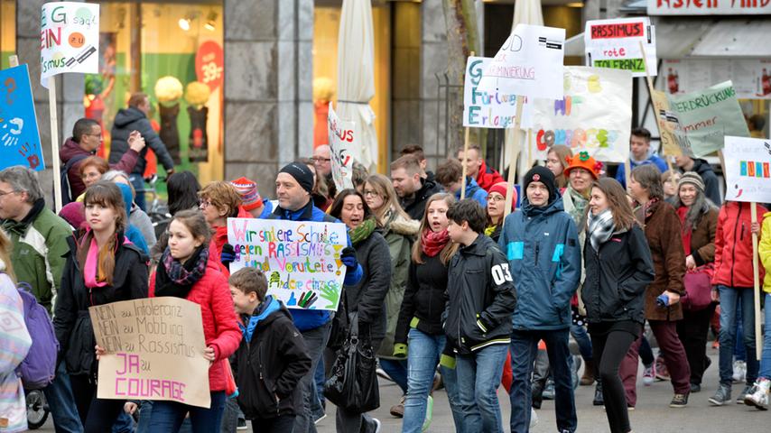 "Bunt gegen Rassismus": Schüler de­mons­t­rie­ren in Erlangen