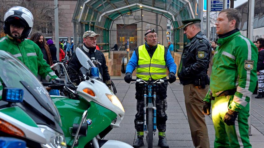 DATUM: 27.03.2015..RESSORT: Lokales ..FOTO: Horst Linke ..MOTIV: Start der  Critical Mass Fahrradbewegung am Opernhaus..