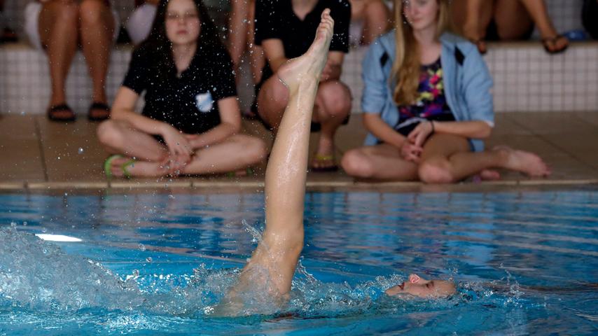 Ballett unter Wasser: NorisNixen gleiten elegant durch das Nass 