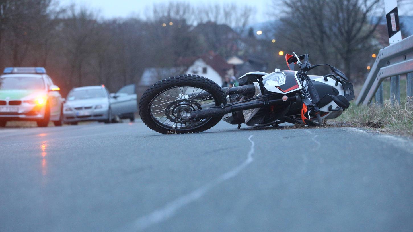 Ein Motorradfahrer ist bei einem Sturz auf der BA27 bei Seigendorf lebensgefährlich verletzt worden.