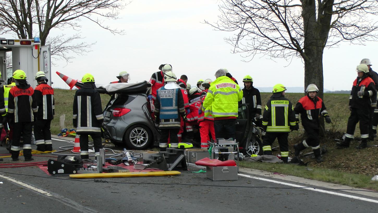 Bei einem tragischen Unfall auf der B286 zwischen Neuses am Sand und Gerolzhofen kam eine junge Frau ums Leben. Sie war mit ihrem Wagen gegen einen Baum geprallt. Die Straße glich einem Trümmerfeld.