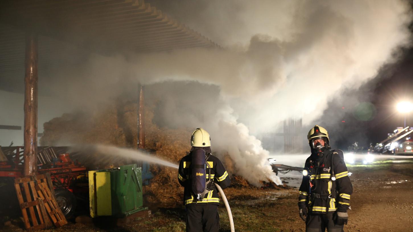 Löscharbeiten bei einer Scheune in Eismannsdorf. Strohballen brannten. Der Schaden beläuft sich auf rund 100.000 Euro.
