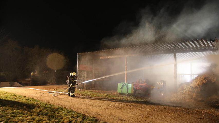 100.000 Euro Schaden: Maschinenhalle brennt aus