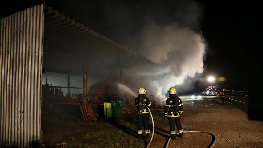 100.000 Euro Schaden: Maschinenhalle brennt aus