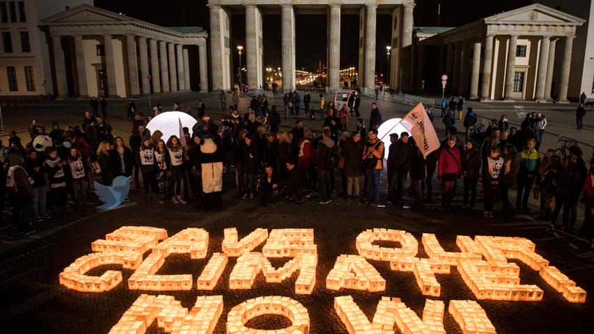 "Rettet das Klima!", fordert der WWF vor dem Brandenburger Tor.