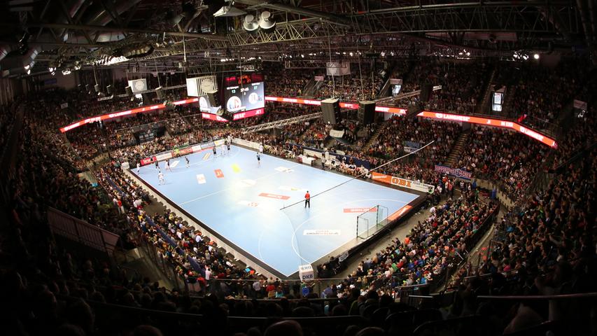 Ein seltenes Bild: die ausverkaufte Arena Nürnberger Versicherung. Auf bayerischem Boden hatte es bis dato noch nie ein Handball-Bundesliga-Spiel mit so vielen Zuschauern gegeben.