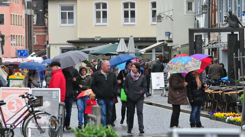Mit Schirm auf den Markt: Verkaufsoffener Sonntag in Forchheim