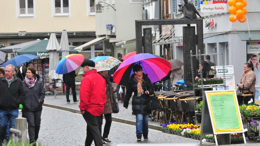 Mit Schirm auf den Markt: Verkaufsoffener Sonntag in Forchheim
