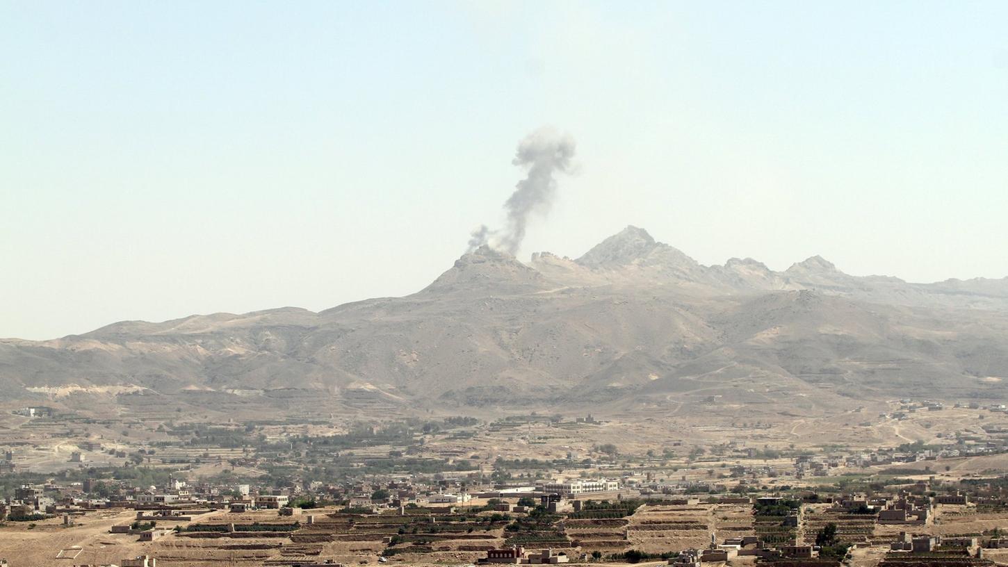 Das von Saudi-Arabien angeführte Bündnis bombardierte im Jemen den fünften Tag in Folge Einrichtungen der Huthi-Rebellen und ihrer Verbündeten. Im Bild zu sehen sind bombardierte Kasernen auf dem Berg Jabal al-Jumaima.