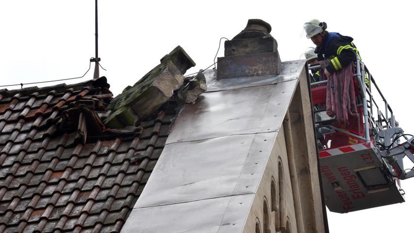 Steinkreuz fällt auf Hausdach: Orkan 