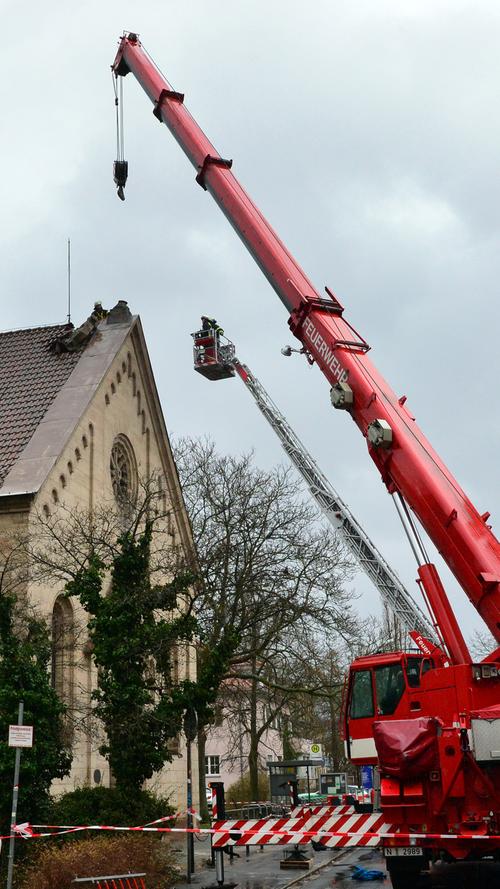 Steinkreuz fällt auf Hausdach: Orkan 