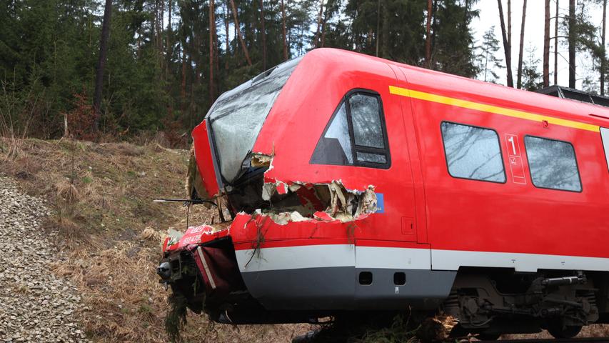 Auf der Bahnstrecke zwischen Bayreuth und Nürnberg ist ein Zug in Pegnitz/Hainbronn gegen einen auf dem Gleis liegenden Baum gefahren. Die Feuerwehr musste 800 Meter zu Fuß laufen und eine Schneise durch unwegsames Gebiet schlagen, um zu dem Ort zu gelangen.  Mehr Bilder aus Pegnitz...