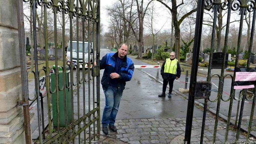 Die beiden städtischen Friedhöfe in Fürth wurden um 12 Uhr aus Sicherheitsgründen gesperrt.