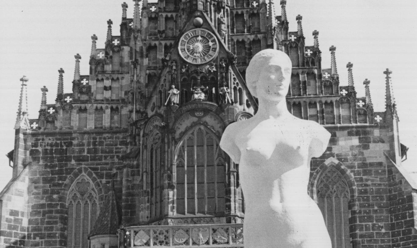Unter welchem Blickwinkel man die Statue auch betrachtet, ob gegen die herrliche Fassade der Frauenkirche oder gegen den Schönen Brunnen und die Sebalduskirche – immer bleibt sie an dieser Stelle ein Fremdkörper. Jeder Hauptmarktbesucher kann sich im Laufe des heutigen Tages von der Geschmacklosigkeit überzeugen. Unter welchem Blickwinkel man die Statue auch betrachtet, ob gegen die herrliche Fassade der Frauenkirche oder gegen den Schönen Brunnen und die Sebalduskirche – immer bleibt sie an dieser Stelle ein Fremdkörper. Jeder Hauptmarktbesucher kann sich im Laufe des heutigen Tages von der Geschmacklosigkeit überzeugen.