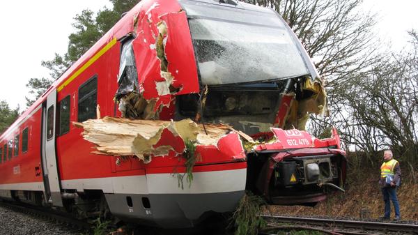 Umgestürzte Bäume, umgekippte Lastwagen und abgedeckte Dächer - das Orkantief Niklas hat im März 2015 über Bayern gewütet und den Bahnverkehr weitgehend lahmgelegt. Mit etwa 120 Stundenkilometern fegte er durch die Republik und traf dabei auch Franken mit voller Wucht. Feuerwehr und Polizei waren im Dauereinsatz. Bei Pegnitz krachte ein Zug gegen einen auf dem Gleis liegenden Baum. Der Fahrer rettete sich mit einem Sprung aus dem Führerhaus, 137 Passagiere kamen mit dem Schrecken davon.