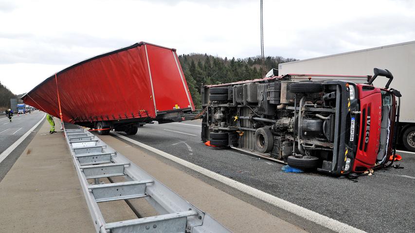 Auf der Krondorfer Autobahn-Brücke wehte es einen Lastwagen über die  Mittelleitplanke.