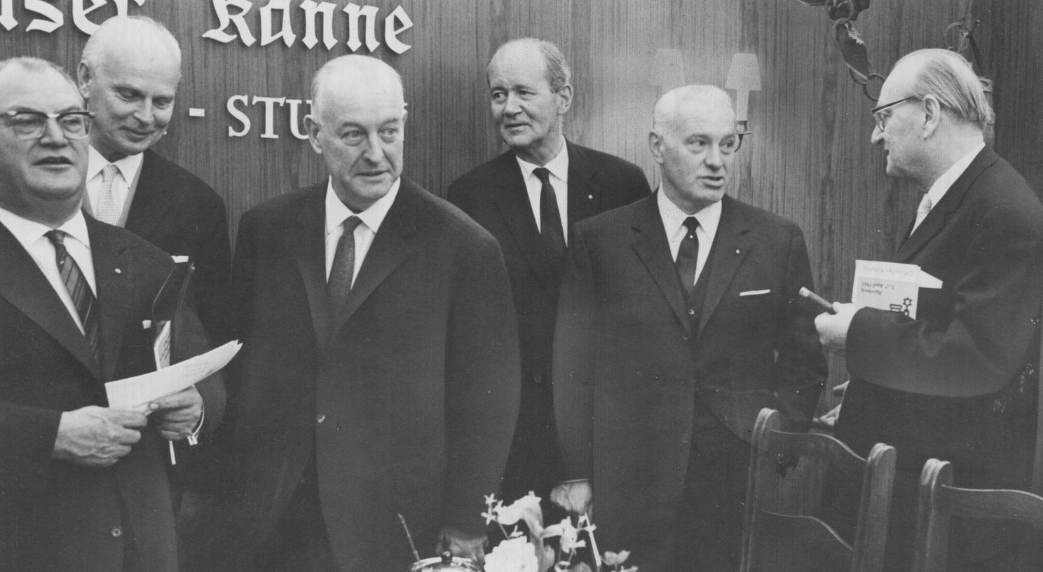 Am „gedeckten Tisch“ fühlt sich die Prominenz wohl (v. l. n. r.): Verbandspräsident Xaver Heilmannseder, Regierungsdirektor Rudolf Ernst, Ministerialdirektor Dr. Eberhard Kuchtner, Grand-Hotel-Inhaber Dr. Gustav Lotz, Staatsminister a. D. Dr. Rudolf Eberhard und Wirtschaftsreferent Prof. Dr. Geer. Wenig später ließen sie sich wirklich nieder . . . Am „gedeckten Tisch“ fühlt sich die Prominenz wohl (v. l. n. r.): Verbandspräsident Xaver Heilmannseder, Regierungsdirektor Rudolf Ernst, Ministerialdirektor Dr. Eberhard Kuchtner, Grand-Hotel-Inhaber Dr. Gustav Lotz, Staatsminister a. D. Dr. Rudolf Eberhard und Wirtschaftsreferent Prof. Dr. Geer. Wenig später ließen sie sich wirklich nieder . . .