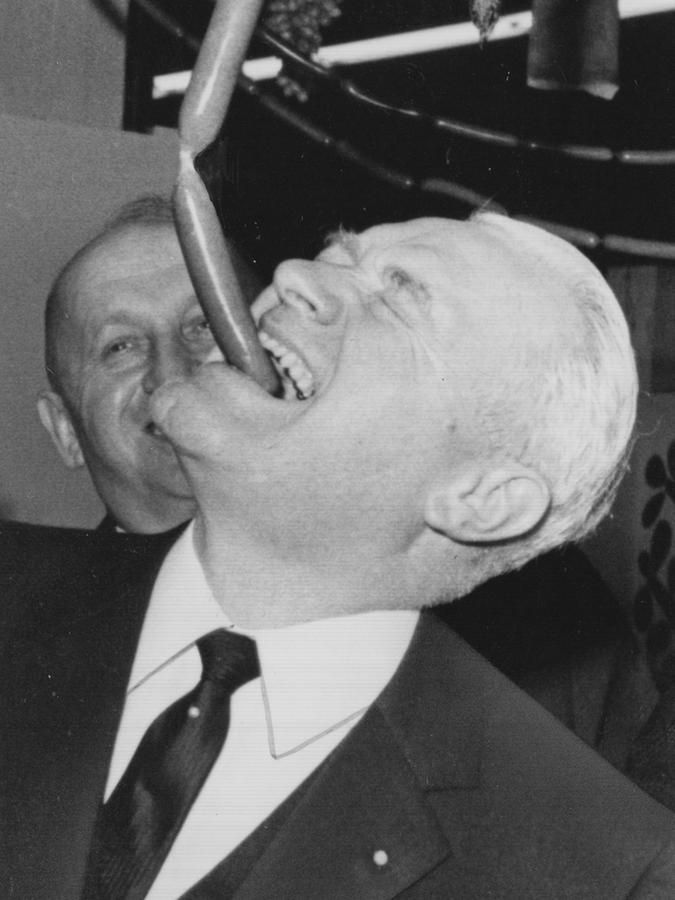 Ja, das macht dem ehemaligen Finanzminister und Vorsitzenden des Fremdenverkehrsverbandes Nordbayern, Dr. h. c. Rudolf Eberhard, Spaß: zum Wurstschnappen ließ er sich nicht umsonst aufrufen. Er spitzt den Mund . . . Ja, das macht dem ehemaligen Finanzminister und Vorsitzenden des Fremdenverkehrsverbandes Nordbayern, Dr. h. c. Rudolf Eberhard, Spaß: zum Wurstschnappen ließ er sich nicht umsonst aufrufen. Er spitzt den Mund . . .