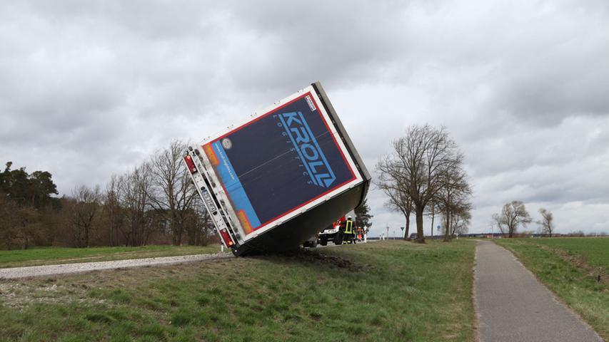 Am Dienstag (31.03.2015) zog ein Sturmtief auch ueber den Landkreis Ansbach.  Auf der B13 wurden gleich zwei Lastwagen von der Strasse geweht und stuerzten  teilweise um. Foto: News5 / Haag