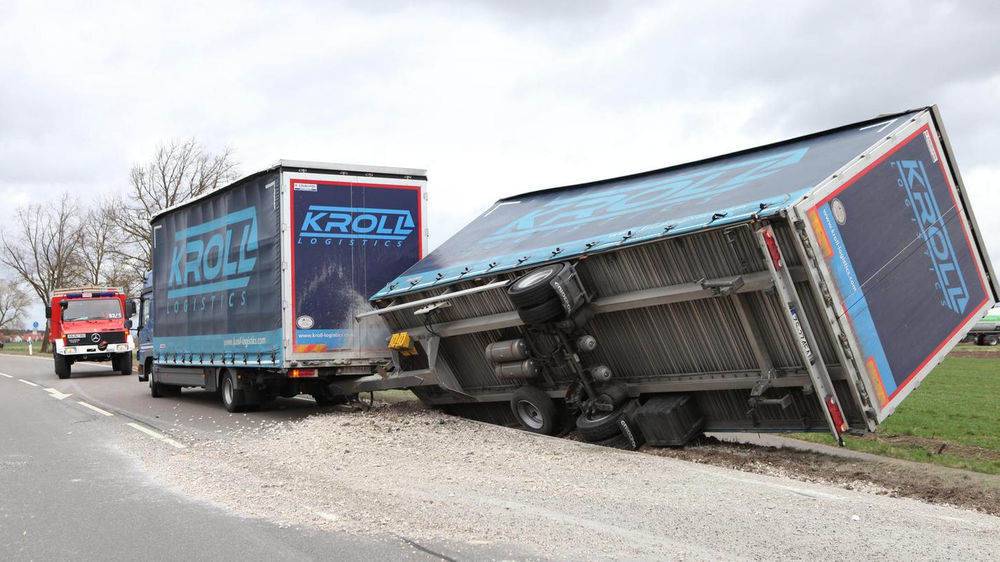 Der Lkw-Anhänger wurde von einer Windböe erfasst und umgeworfen. Der Lkw-Anhänger wurde von einer Windböe erfasst und umgeworfen.