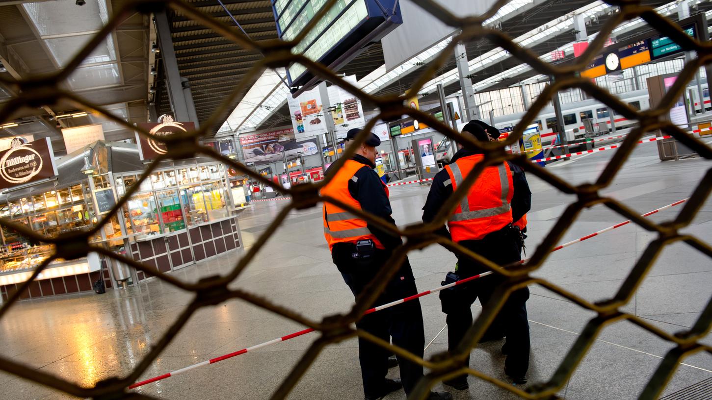 Der Münchner Hauptbahnhof bleibt auf unbestimmte Zeit gesperrt - Reisende stehen vor großen Problemen.