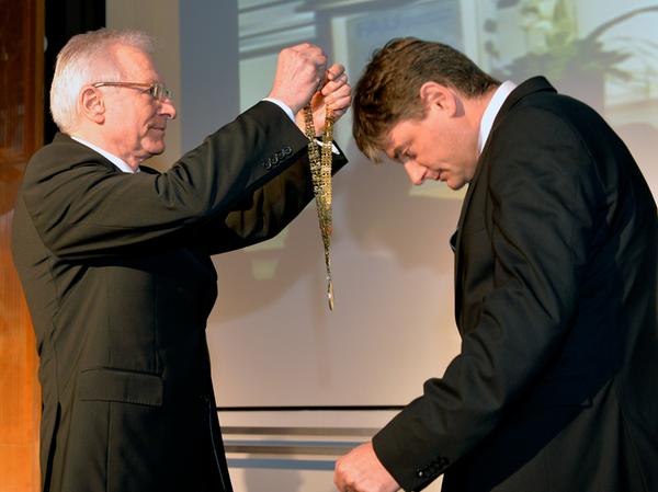 Karl-Dieter Grüske übergibt seine Amtskette an den neuen Präsidenten Joachim Hornegger. Foto: Harald Sippel