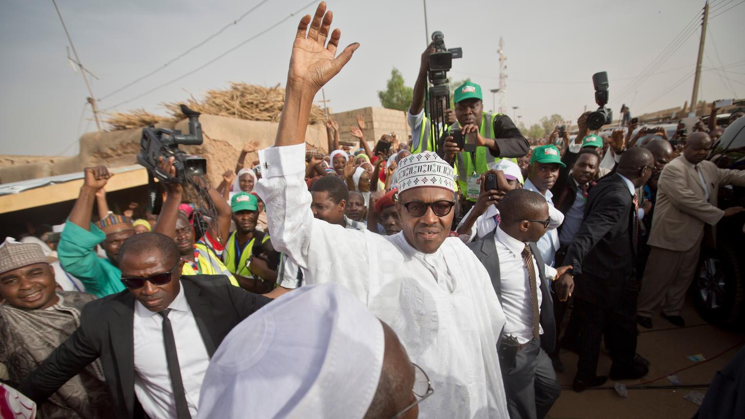 Buhari hatte im Wahlkampf versprochen, er werde die grassierende Korruption bekämpfen und den islamischen Terrorismus der Boko Haram ausmerzen.
