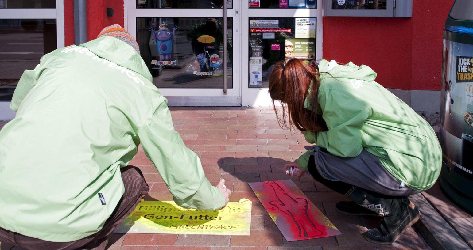 Greenpeace zeigt McDonald’s den Hähnchen-Stinkefinger