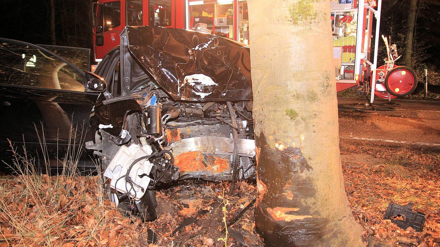 Audi fährt auf Toyota und kracht gegen Baum: Fahrer stirbt