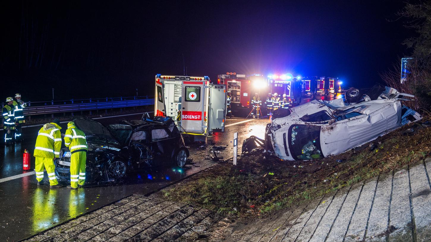 Ein Transporterfahrer ist während einem Hagelschauer verunglückt, ein weiteres Auto raste in die Unfallstelle. Ein Transporterfahrer ist während einem Hagelschauer verunglückt, ein weiteres Auto raste in die Unfallstelle.