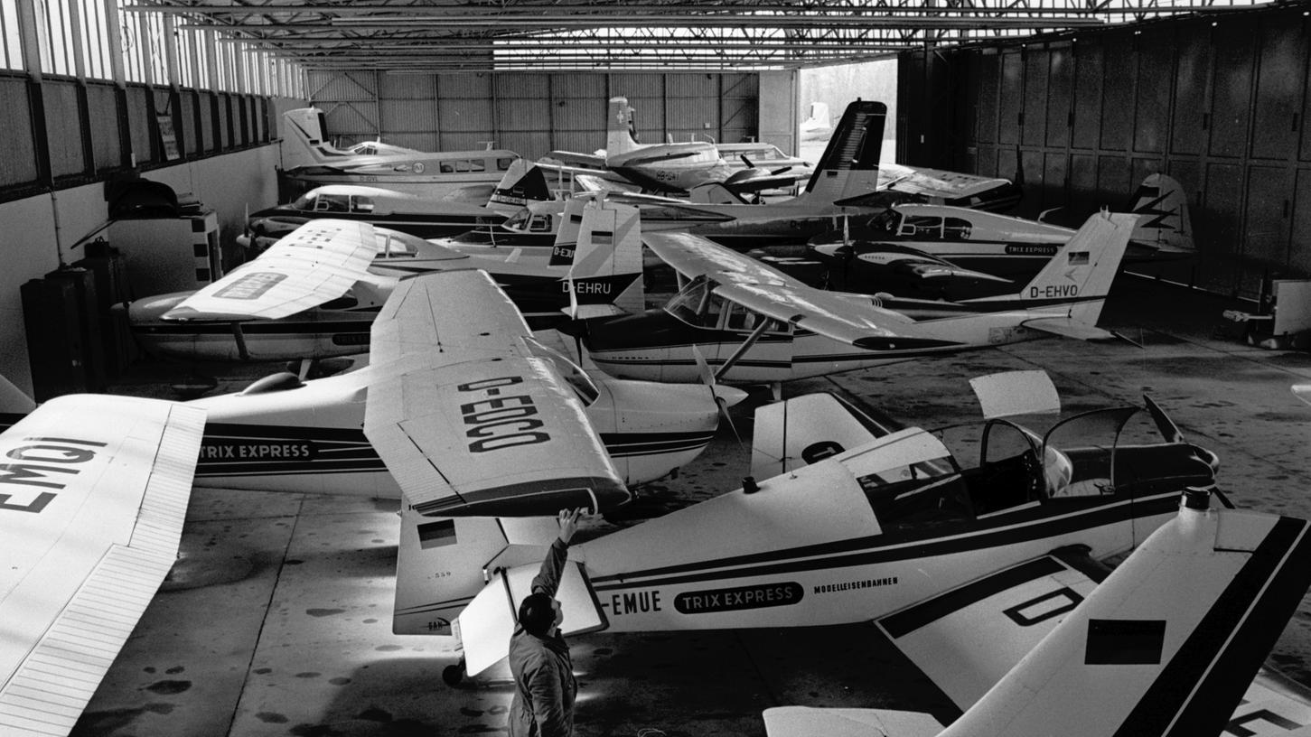 Tragfläche an Tragfläche, Propeller an Propeller stehen die Reise- und Sportmaschinen in einer der beiden Hallen, die zu ihrem Schutze gebaut worden sind. Der „nicht gewerbliche Flugbetrieb“ hat in Nürnberg viel Spielraum. Tragfläche an Tragfläche, Propeller an Propeller stehen die Reise- und Sportmaschinen in einer der beiden Hallen, die zu ihrem Schutze gebaut worden sind. Der „nicht gewerbliche Flugbetrieb“ hat in Nürnberg viel Spielraum.