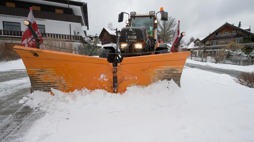 Ein Räumfahrzeug musste auf einem Parkplatz im niederbayerischen St. Englmar jede Menge Schnee beseitigen.