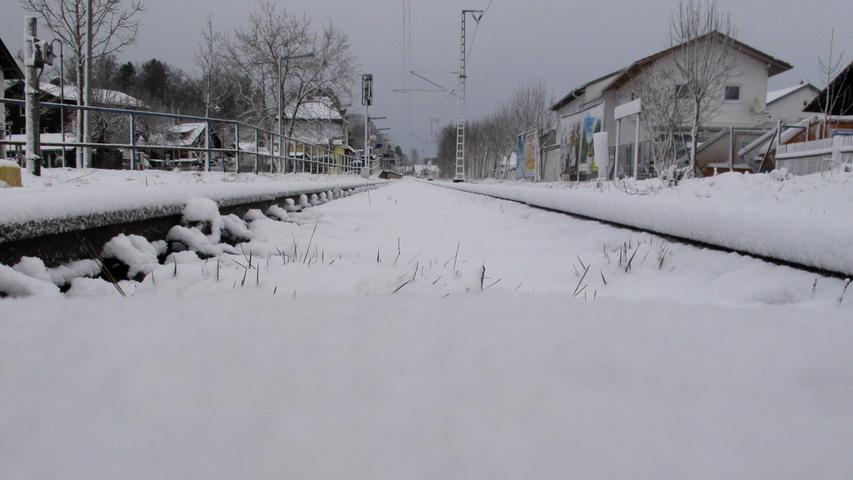 Auch die S-Bahn-Gleise in Hohenschäftlarn waren vollkommen von Schnee bedeckt. Am Mittwoch fielen fast alle Bahnen im Raum München aus.