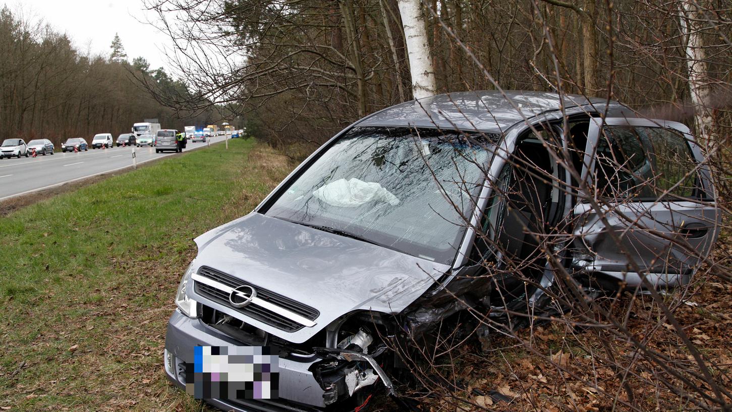Der Opel landete nach dem Zusammenstoß im Straßengraben. Der Fahrer musste von der Feuerwehr befreit und schwer verletzt in ein Krankenhaus gebracht werden.