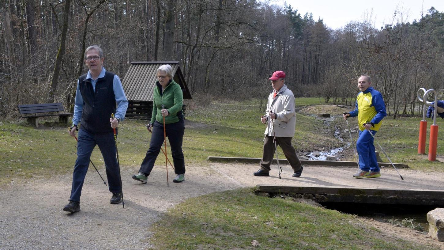 Bewegung wie Nordic Walking unterstützt die medikamentöse Therapie bei Parkinson-Kranken. Georg Will (vorn) hält sich auf diese Weise fit.