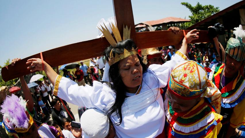 Das Ritual der Kreuzigungen findet in mehreren Ortschaften statt. In Paombong war eine Frau unter den Teilnehmern: Precy Valencia (44) ließ sich zum elften Mal in ans Kreuz nageln.