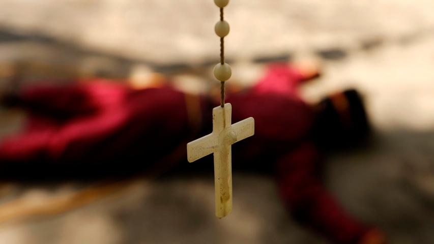 Am Karfreitag haben sich auf den Philippinen in einem schmerzhaften Ritual wieder einige Menschen in Erinnerung an die Leiden Jesu ans Kreuz nageln lassen.