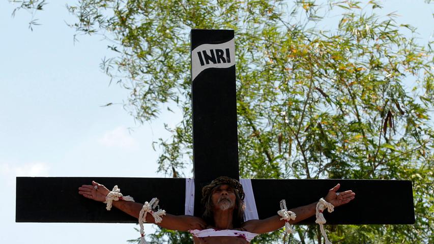 Einige Dutzend Mänenr ließen sich auf den Philippinen an Kreuz nageln.