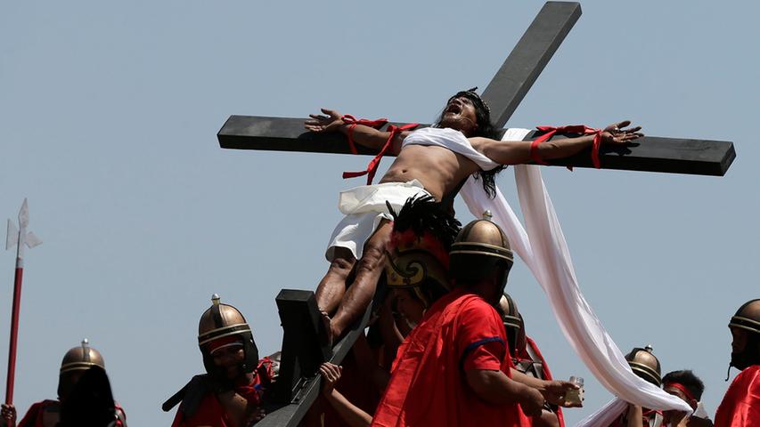 Der Philippiner Ruben Enaje ließ sich zum 29. Mal ans Kreuz nageln."Ich tue es für mein Land", meint der 54-Jährige.