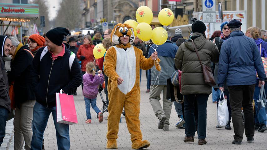 Am Karsamstag ließ es sich auch der Osterhase nicht nehmen, auf dem Platz vorbeizuschauen und Ballons zu verteilen.
