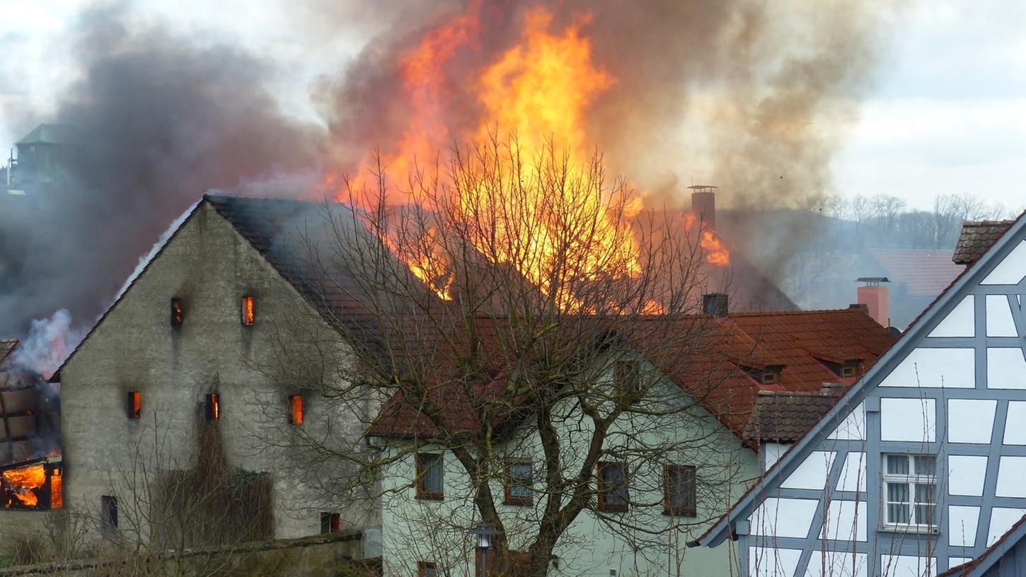 Am Karsamstag geriet eine Scheune im Ortskern von Buttenheim in Flammen.