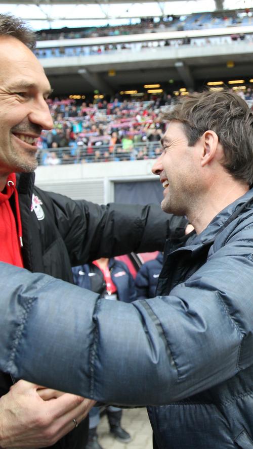 Zwischen den beiden Trainern lief alles friedlich ab. Leipzig-Coach Achim Beierlorzer begrüßt Club-Trainer René Weiler.