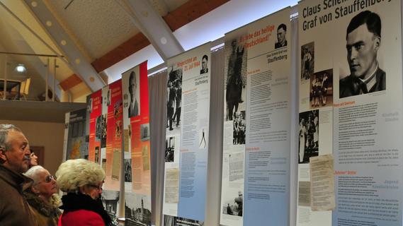 Große Schautafeln zeigen das Wirken der Bamberger Hans Wölfel, Willy Aron sowie Claus Graf Schenk von Stauffenberg.