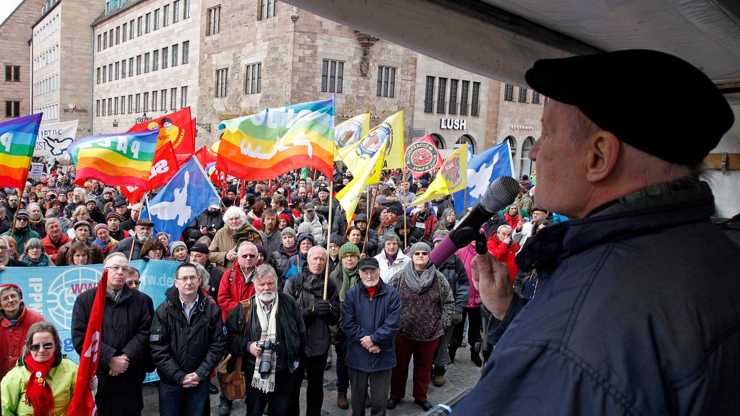 Am Montag trafen sich die Menschen vor der Lorenzkirche zu einer großen Kundgebung.