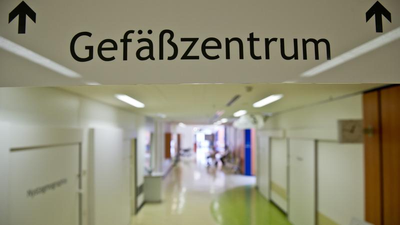 Zwölf Frauen sollen von einem Mediziner des Bamberger Klinikums sexuell missbraucht worden sein. Nun steht er vor Gericht.