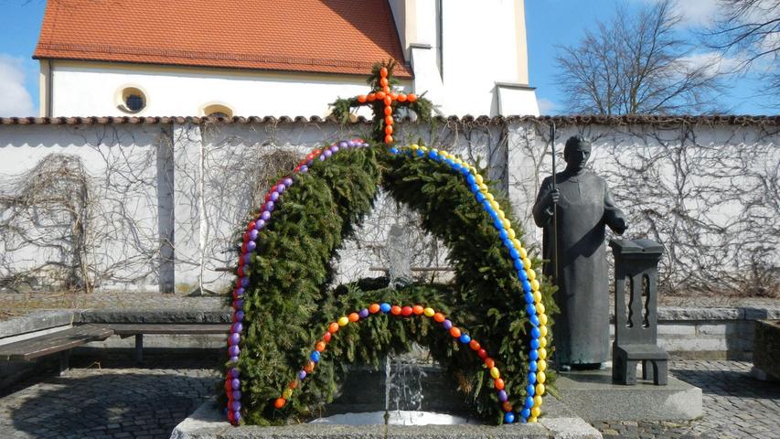 Der Brunnen neben dem Heiligen Aegidius ist in Pelchenhofen  festlich geschmückt.