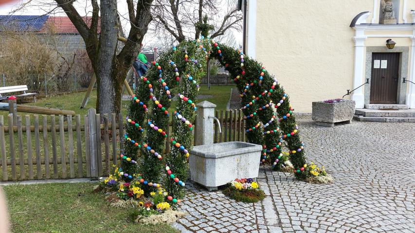 Der Osterbrunnen aus Langenthonhausen wird alle Jahre geschmückt  vom Obst- und Gartenbauverein Langenthonhausen. Es befinden sich etwa 600 Eier daran. Beim Schmücken sind viele fleißige Helfer am Werk.