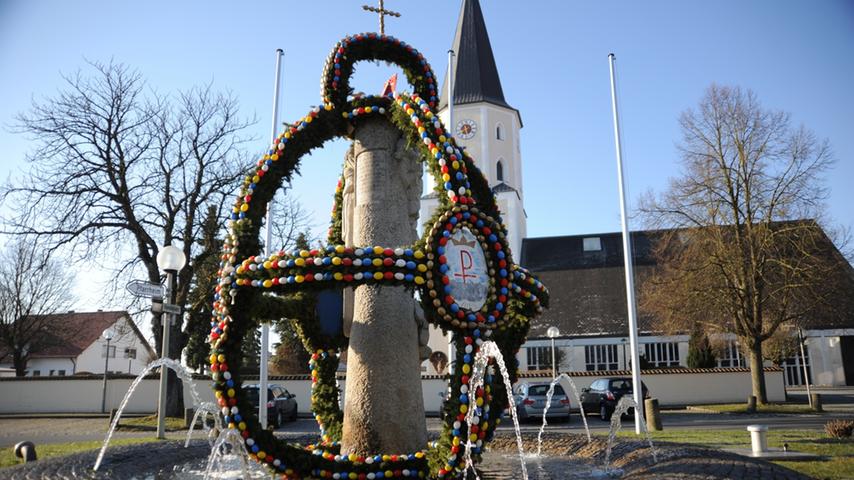 Der Brunnen in Berngau ist als erster im Landkreis Neumarkt geschmückt worden. Pfarrer Josef Strasser hatte 1988 die Idee, den Berngauer Dorfbrunnen als Osterbrunnen herzurichten.